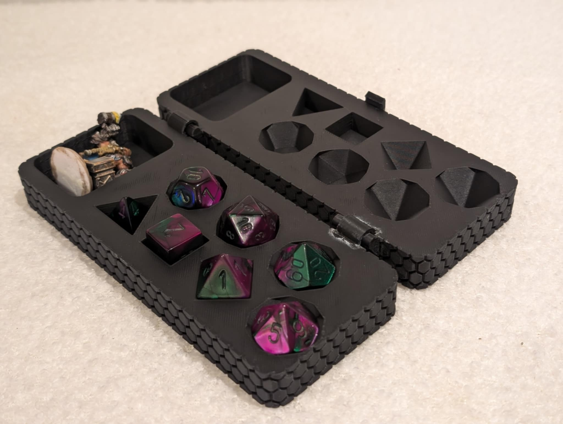 D&D kocka és mini figura tartó