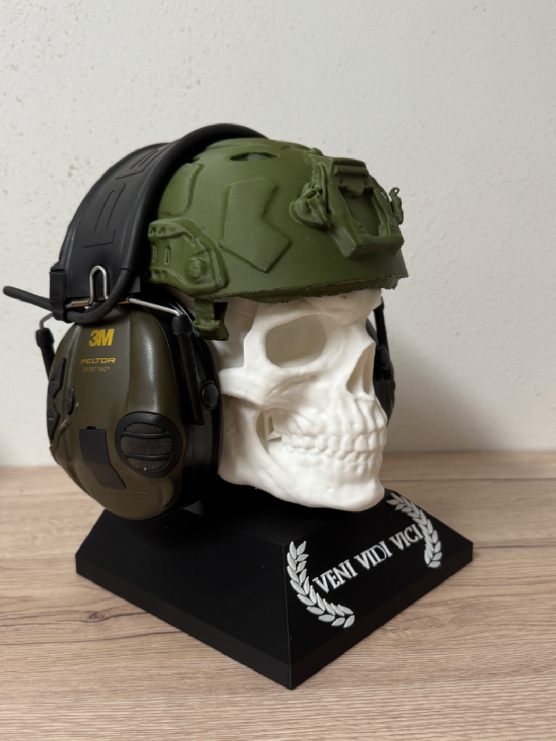 Katonai koponyás fejhallgató állvány