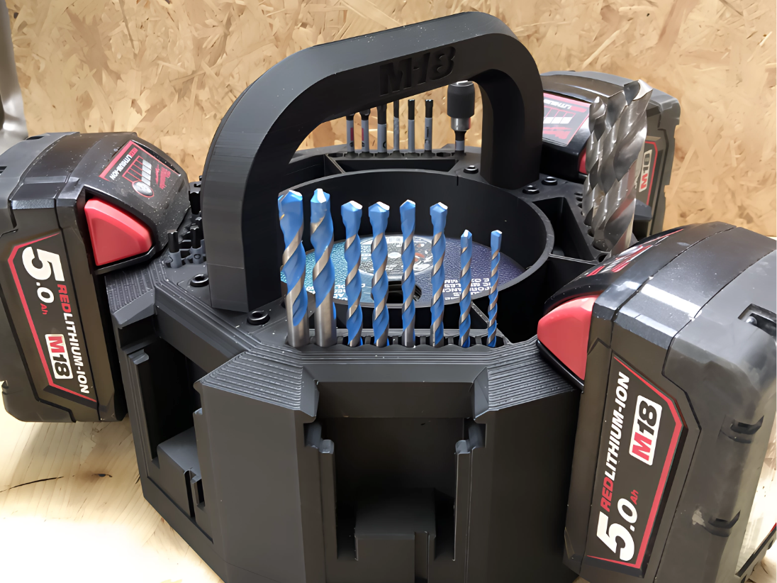 Milwaukee M18 akkumulátor és kiegészítő tároló