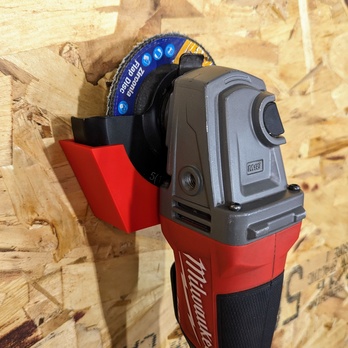 Milwaukee M18 sarokcsiszoló akasztó